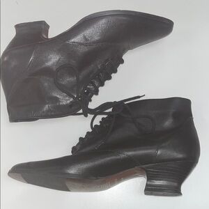 Ellemenno Elegant Victorian style Black Women's leather Ankle Boots size 8.5